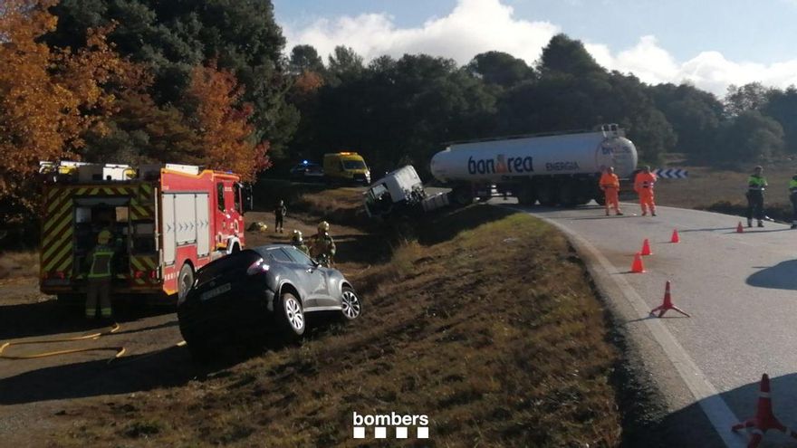 Un camió cisterna de gasolina accidentat ha tallat durant sis hores l&#039;N-141c, a Moià