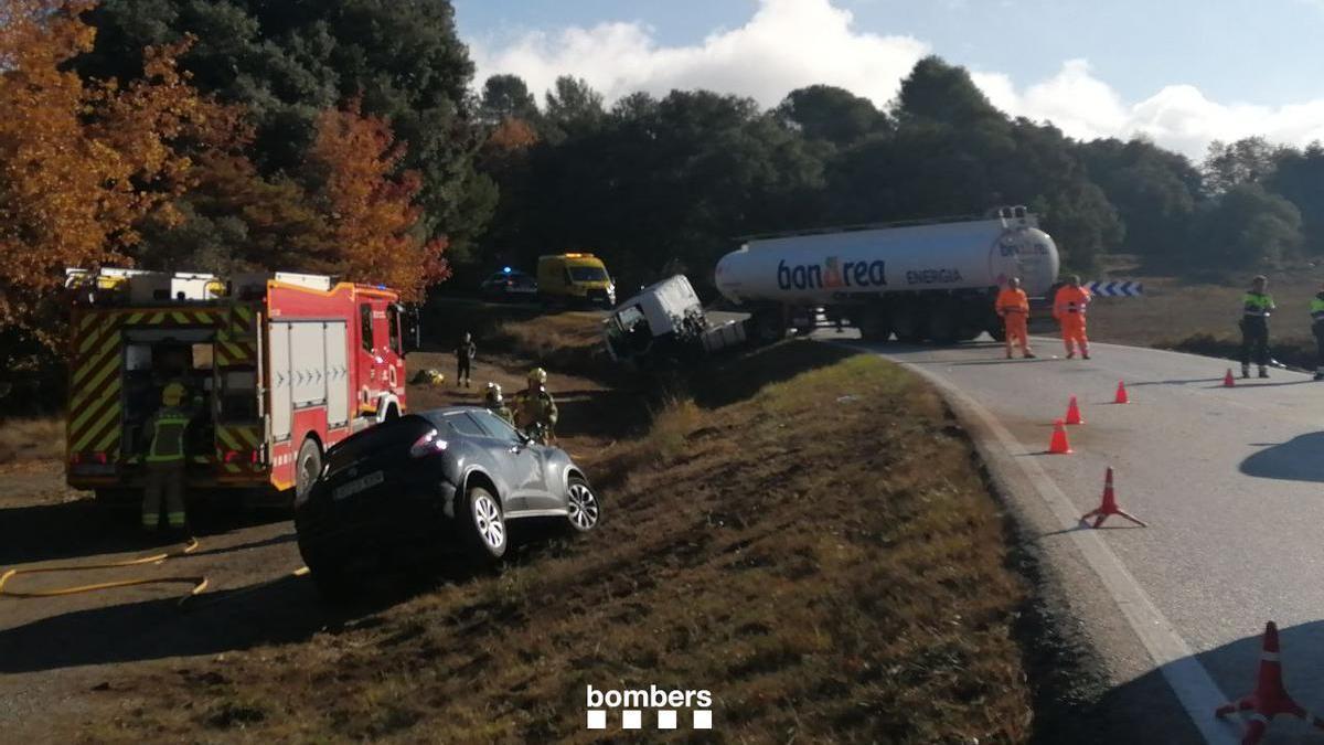 El camió i el cotxe accidentats a Moià