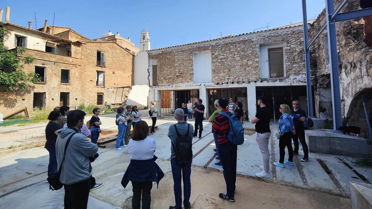 Foto de una visita guiada a la zona fundacional de la Real Fábrica, cuyas obras comenzarán en septiembre.