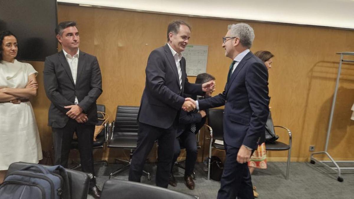 El consejero de Hacienda, Roberto Bermúdez de Castro, saluda al ministro del ramo, Arcadi España, en el Consejo de Política Fiscal y Financiera celebrado este lunes en Madrid.