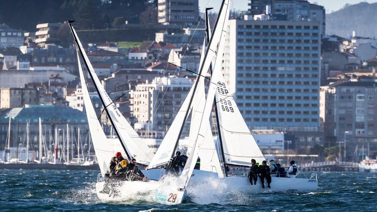 Una regata anterior en aguas de la ría de Vigo.