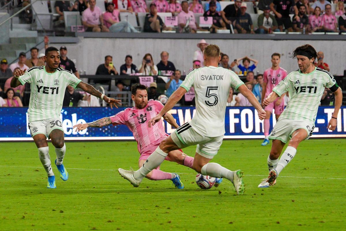 Messi intenta un remate en el partido del Inter Miami ante el Austin.
