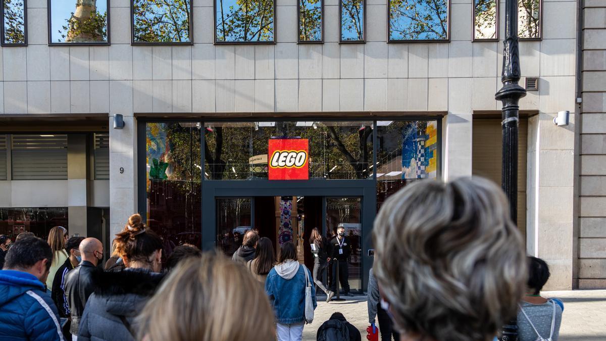 Visitants a la botiga Lego de Passeig de Gràcia