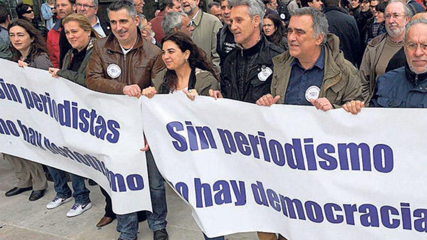 Concentración de periodistas, ayer, en la ciudad de A Coruña.  // Víctor Echave