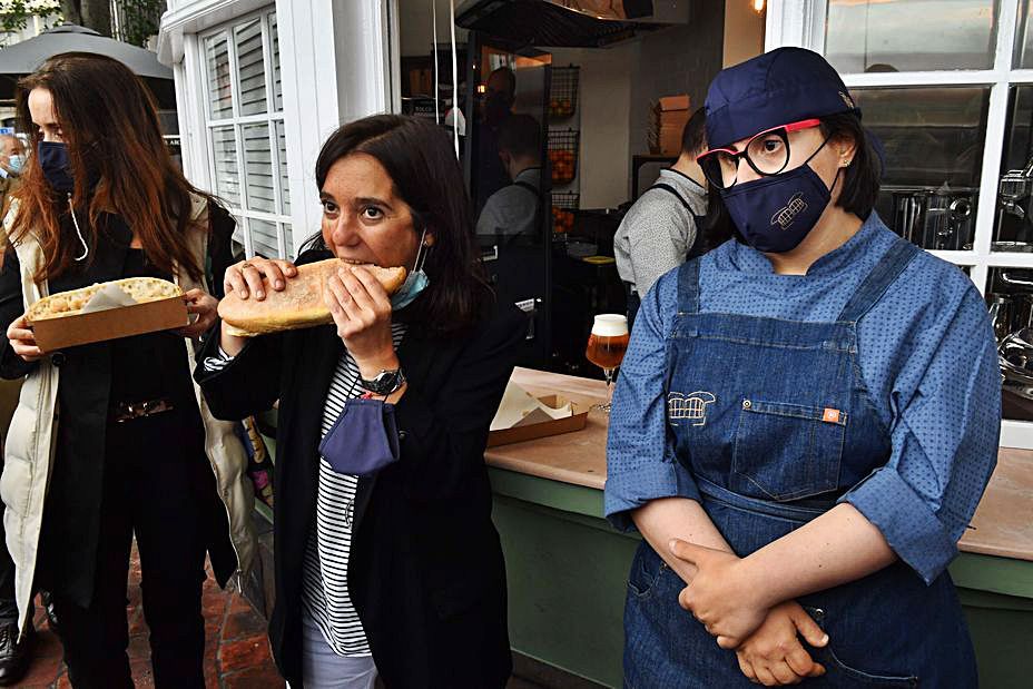 La alcaldesa prueba un bocadillo junto a Beatriz, una de las cocineras.  | /V.E.
