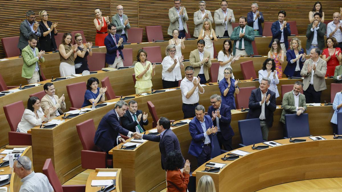 El 'president' Juanfran Pérez Llorca y el síndic de Vox, José María Llanos, se saludan tras aprobar los presupuestos, la semana pasada en las Corts.