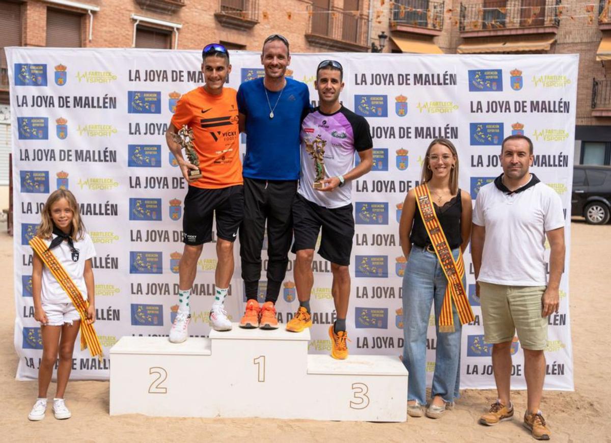 Podio en la categoría absoluta masculina, con Abadía y Olmos. |