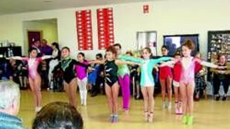 La escuela municipal de gimnasia rítmica ofrecen una exhibición a los mayores