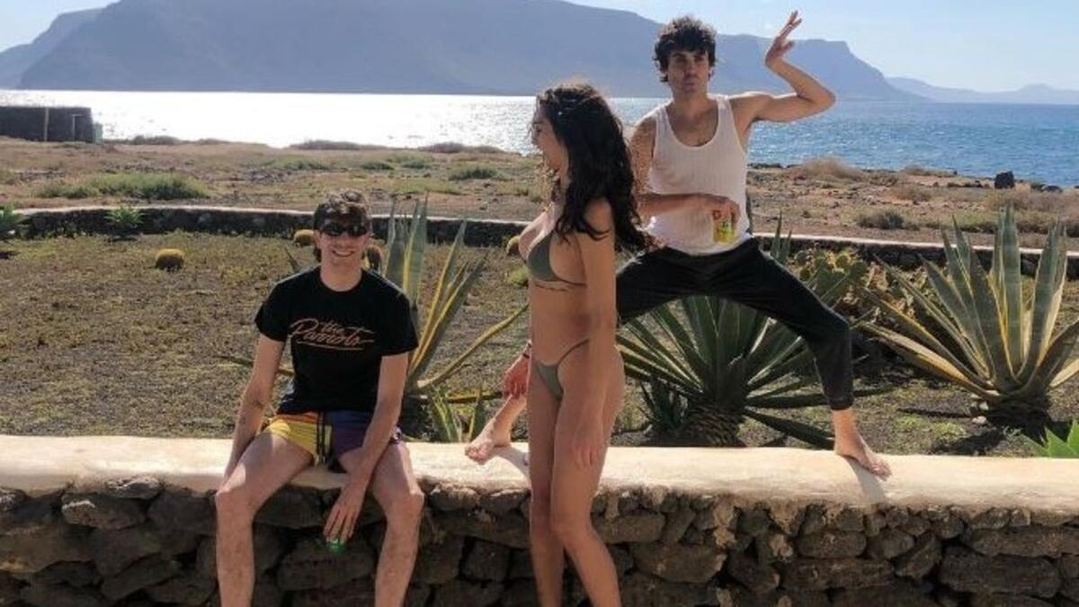 Javier Calvo, Lola Rodríguez y Javier Ambrossi en Pedro Barba, en La Graciosa.