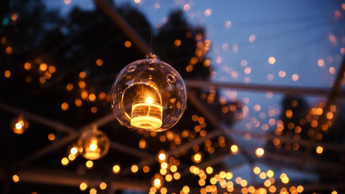 Luces solares y guirnaldas para decorar la terraza y el jardín este verano