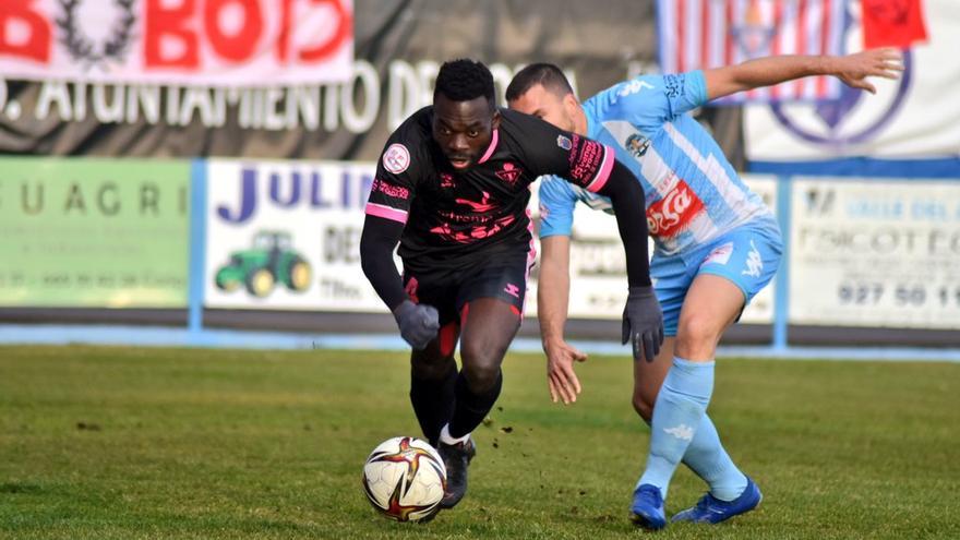 Somba y Fernando Pino disputan un balón.