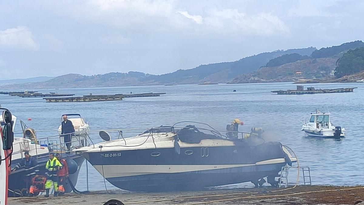 Embarcación calcinada, en la rampa de varada de Vilariño.