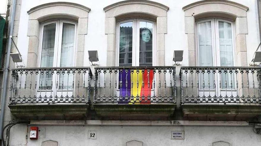 La tricolor, en el balcón de la casa Casares Quiroga.