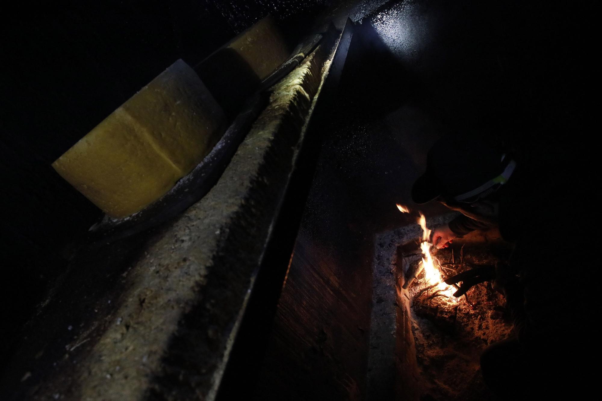 Así se elabora el gamonéu del Puertu: de la cueva a la mesa.