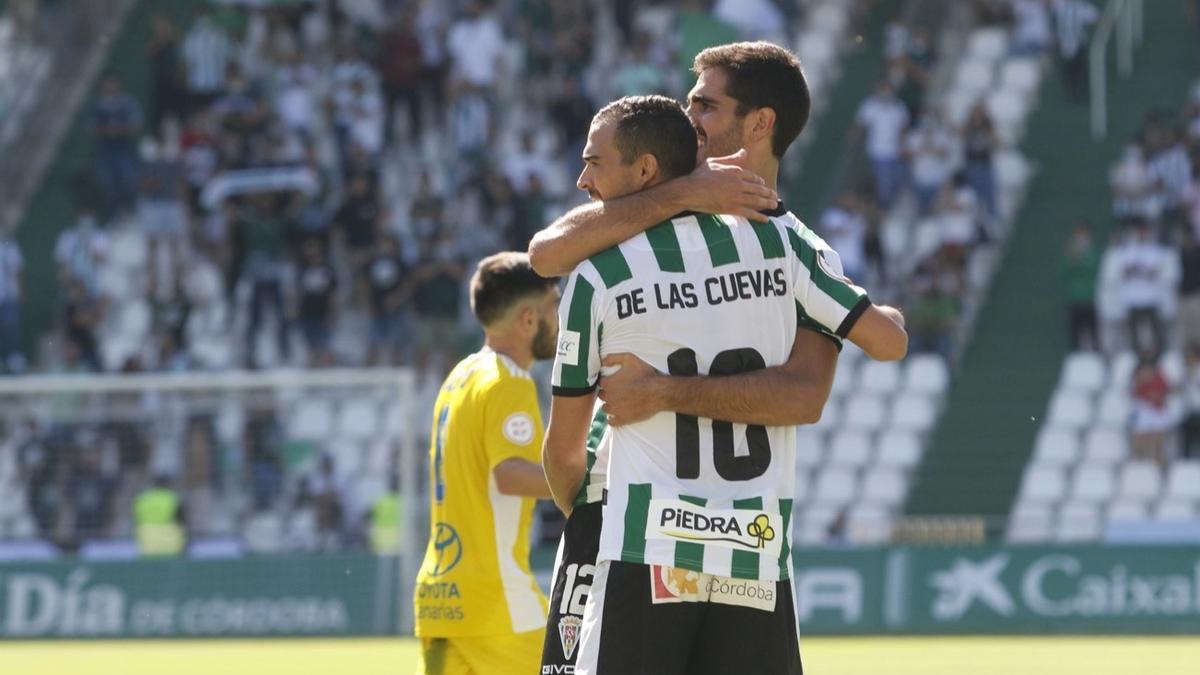 Bernardo Cruz y Miguel De las Cuevas celebran el gol del alicantino en El Arcángel.