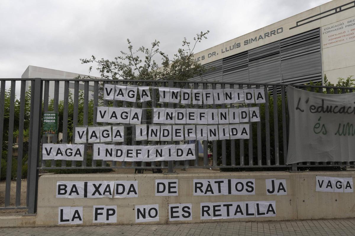 Pancartas  y mensajes sobre la huelga educativa pueblan los accesos y paredes exteriores del IES Simarro de Xàtiva.