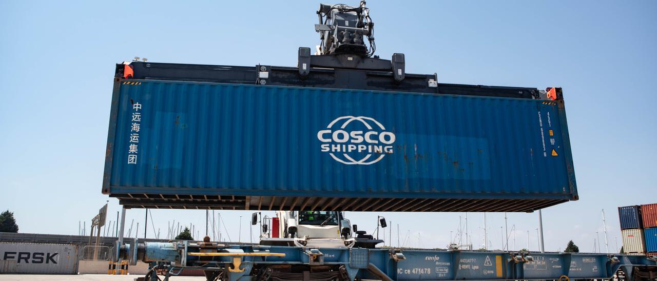 Contenedores de Cosco en el puerto de València