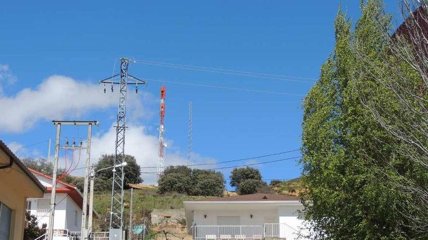 Antena de televisión instalada sobre el cerro &quot;El Castro&quot; en el término de Camarzana de Tera.