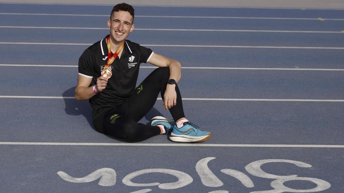 Manu Bea, con la medalla conseguida en el último Campeonato de España.
