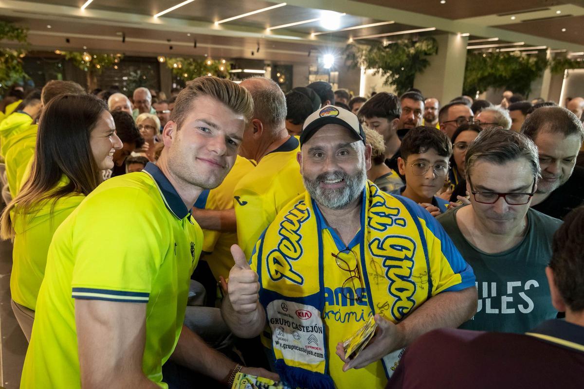 Sorloth, junto a un aficionado.