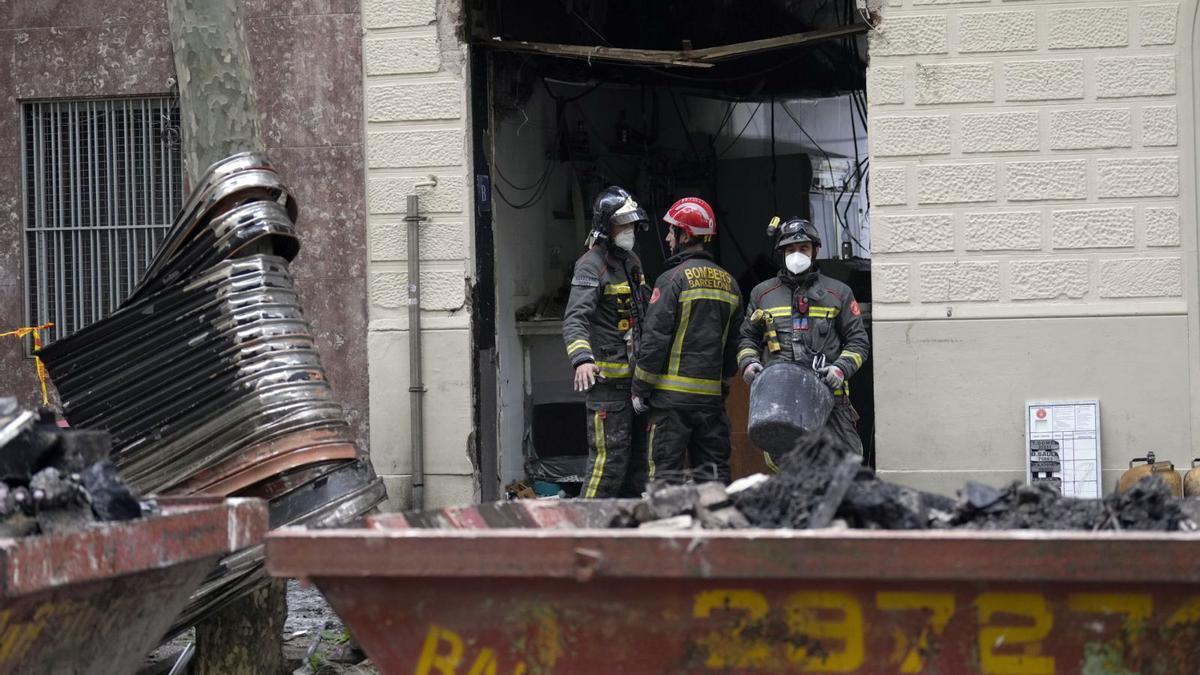 Els bombers treballen a l’edifici afectat per l’incendi