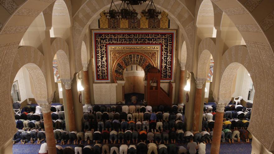 Una imagen tomada durante la hora del rezo en la mezquita de Málaga.