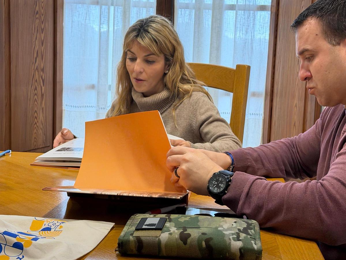 La alcaldesa de Andratx, Estefanía Gonzalvo;  y el regidor de Medio Ambiente, Antoni Nicolau.