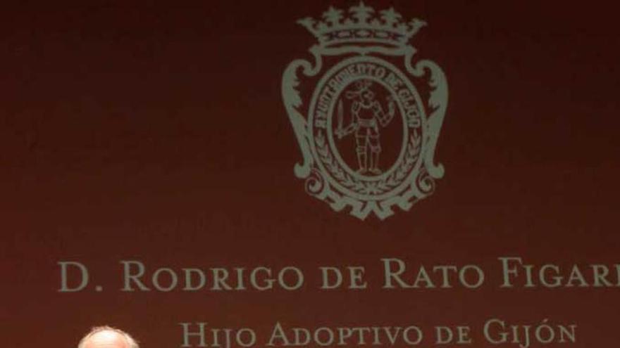Rato lee el discurso de su nombramiento como hijo adoptivo de Gijón. Sentados, Pilar Fernández Pardo, Rafael Felgueroso y Carmen Moriyón.