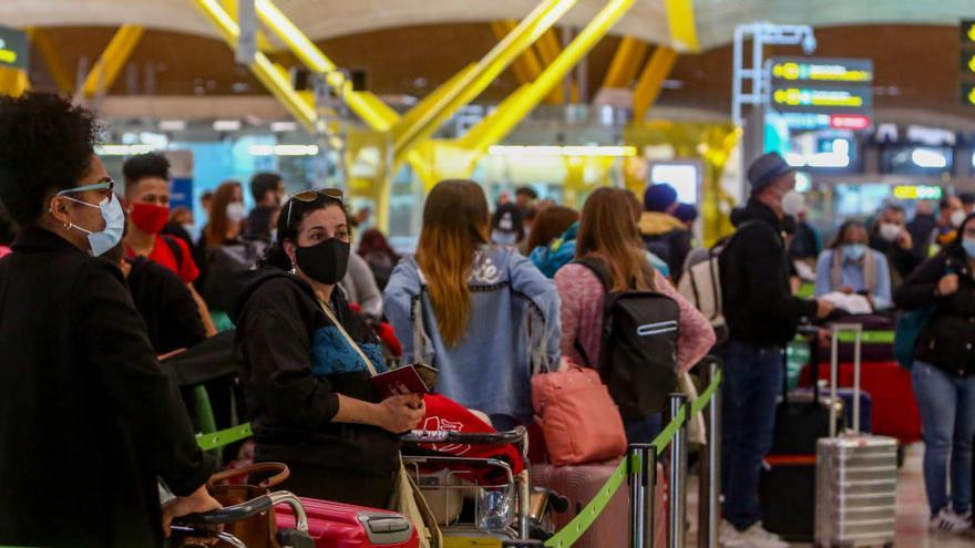 Pasajeros en el aeropuerto de Barajas.