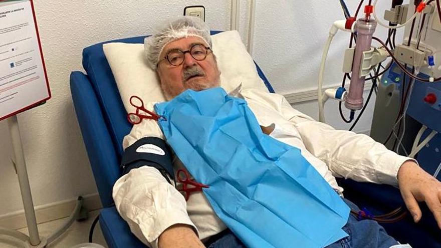 Pablo Pedro Saldaña, en mitad de su diálisis.