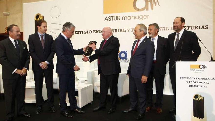 Por la izquierda, el director general de Sabadel-Herrero, Pablo Junceda; el director general de Innovación del Principado, Francisco Delgado; el presidente de Asturmanager, Berlamino Feito; el premiado, José Manuel García; el alcalde de Oviedo, Wenceslao López; Constantino Martínez, vicepresidente de FADE, y el director de Asturgar, Ángel Rodríguez.