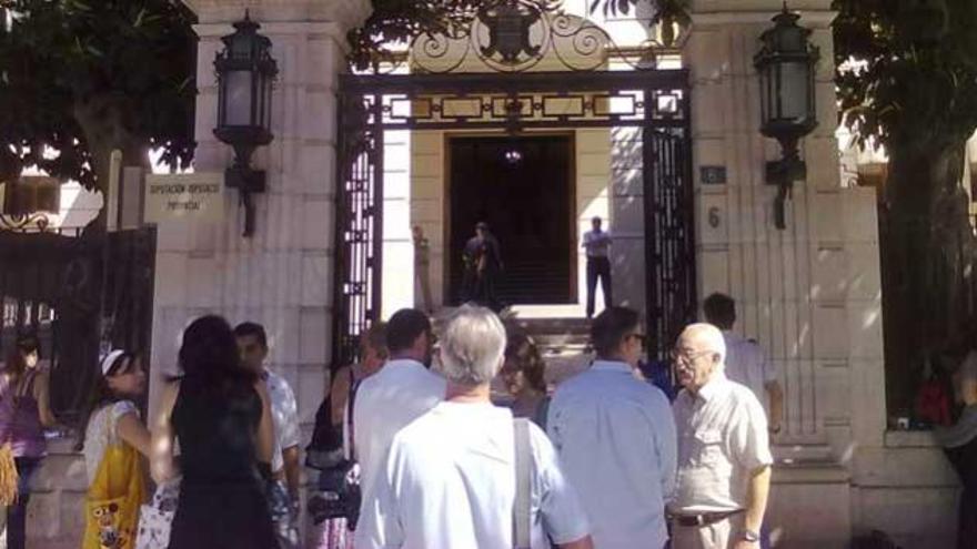 Numerosos curiosos se han acercado al Palacio Provincial de la Diputación de Alicante al observar el despliegue policial