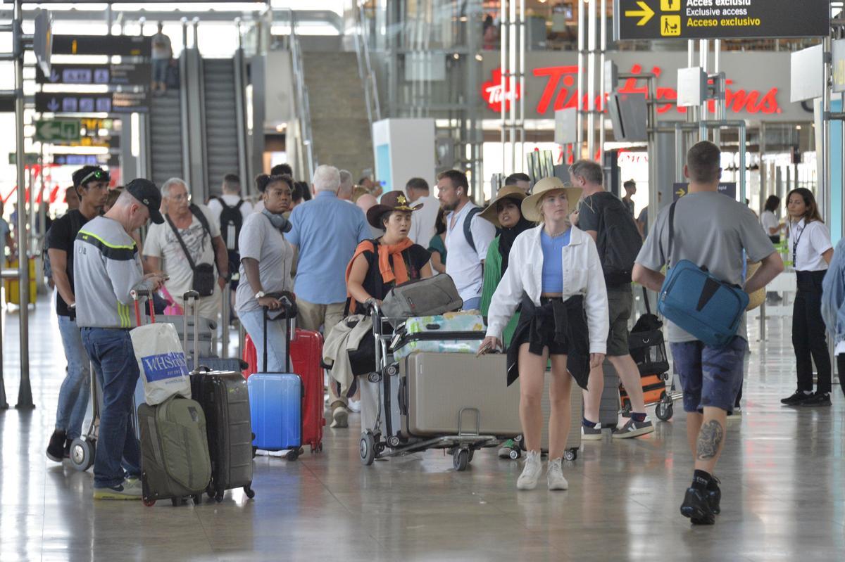 Turistas en el aeropuerto en el primer día de la operación salida.