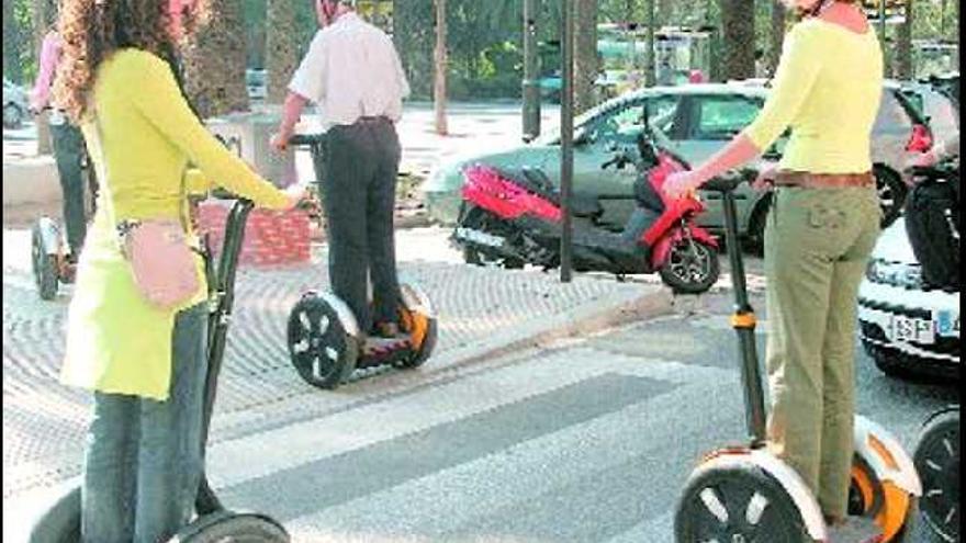 Birruedas con sabor lúdico. Este tipo de vehículos, a caballo entre los patinetes de toda la vida y los ciclomotores, se está poniendo de moda en las calles malagueñas. Empezó a saberse de ellos cuando la Policía Local de Torremolinos los utilizaba para patrullar el paseo marítimo. Ofrecen múltiples prestaciones como la seguridad, la limpieza, la comodidad y valores ecológicos, como el escaso ruido y la nula contaminación. Eso sí, si siguen aumentando habrá que hacerles carriles específicos. ¿Carriles birrueda? foto: javier albiñana