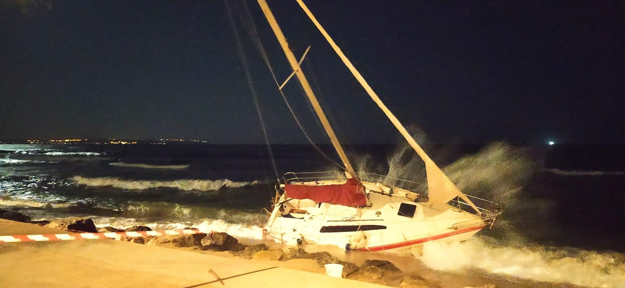 Un velero encalla en el Molinar tras sufrir una avería en el motor
