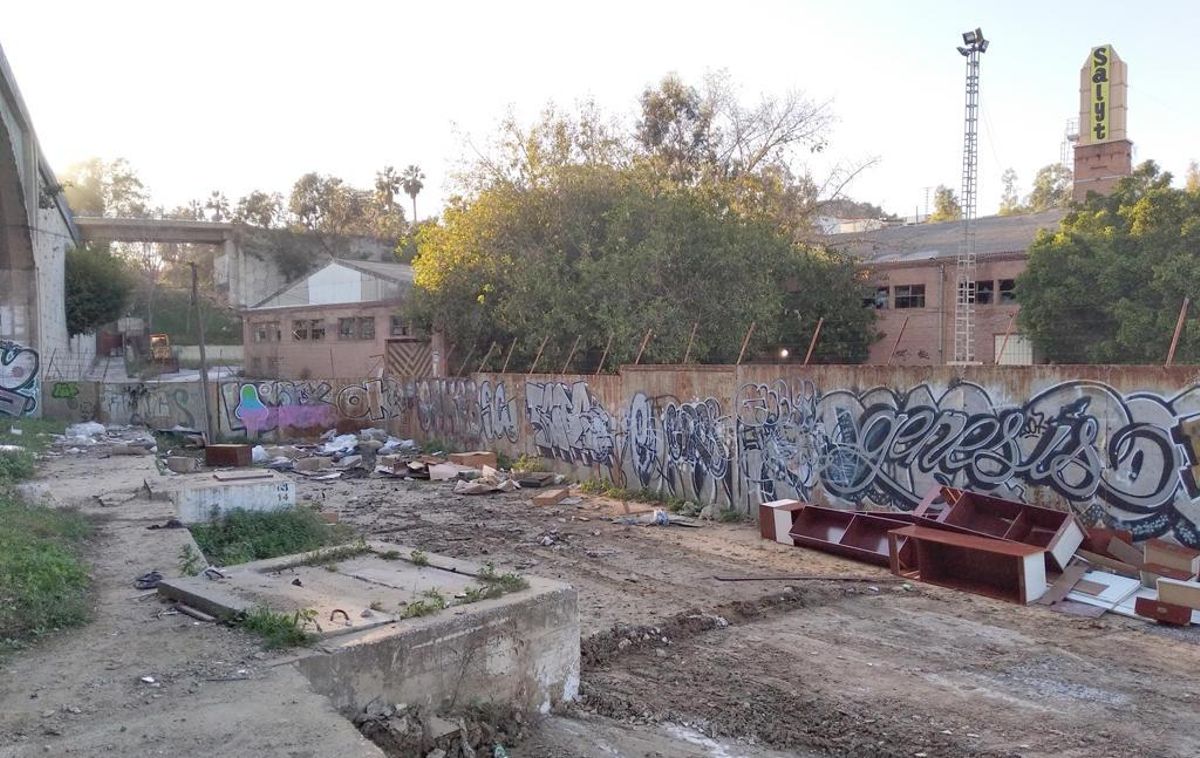 No se trata de ningún decorado sino de un rincón de Málaga, el degradado Carril de Salyt, cuyo tramo final se ha convertido en un cajón de sastre para depositar todo tipo de desperdicios.