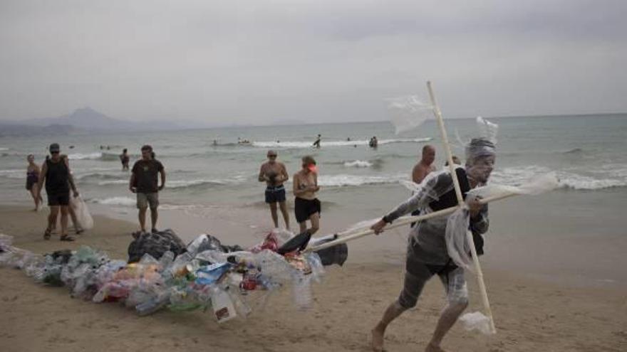 Un momento de la intervención que Teatro de Esquina realizó en las playas de Muchavista y San Juan.