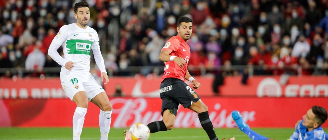 Ángel Rodríguez remata ante Edgar Badía en la primera parte.