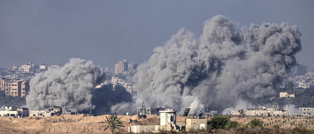 Una columna de humo tras un bombardeo de Israel en la Franja de gaza.