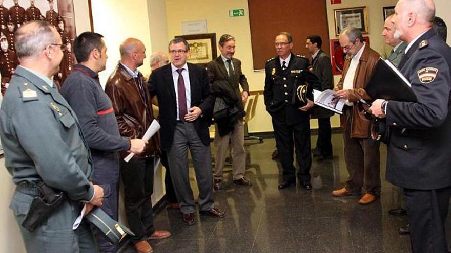 Integrantes de la Junta Local de Seguridad antes de la reunión celebrada ayer.