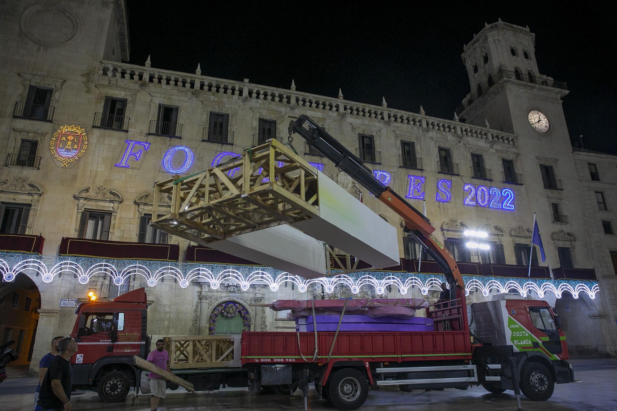 Espadero deposita en la plaza del Ayuntamiento los elementos más voluminosos de la Hoguera Oficial