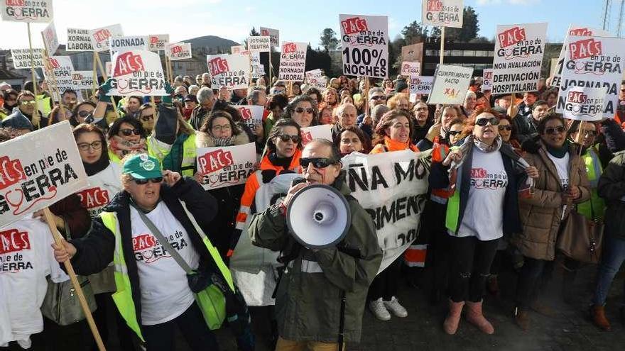 Trabajadores de los PAC de toda Galicia se concentran frente a la Xunta, en el mes de abril.