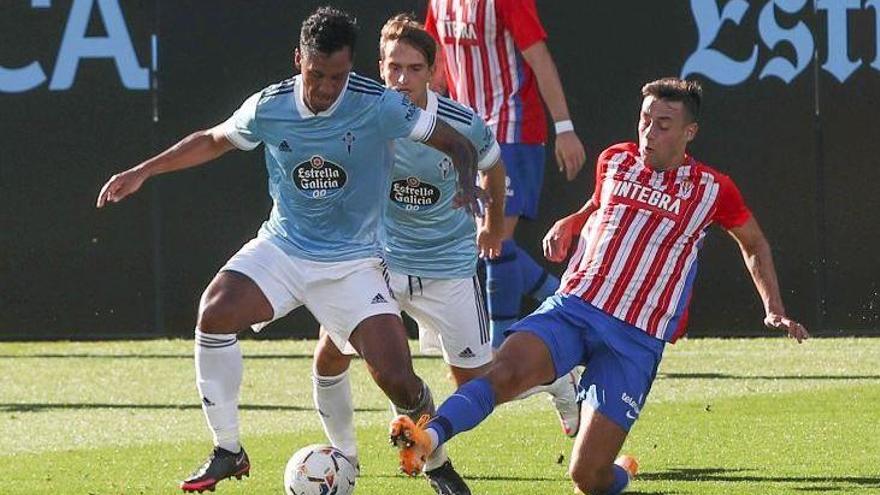 Tapia defiende la posesión del balón en un partido de pretemporada ante el Sporting de Gijón (1-1). // Ricardo Grobas