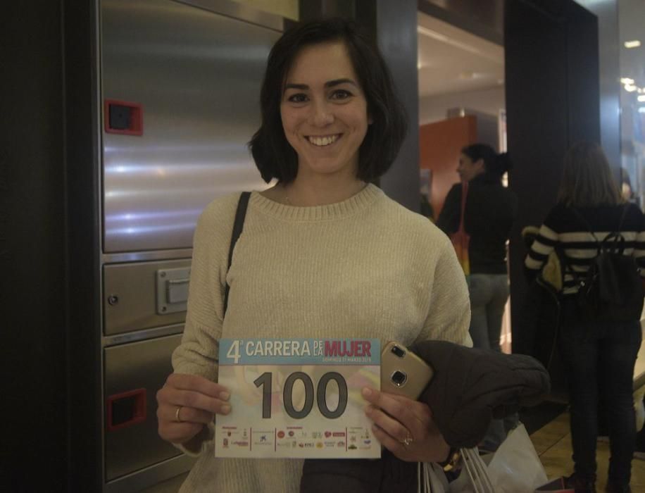 Recogida de dorsales en el Thader para la IV Carrera de la Mujer