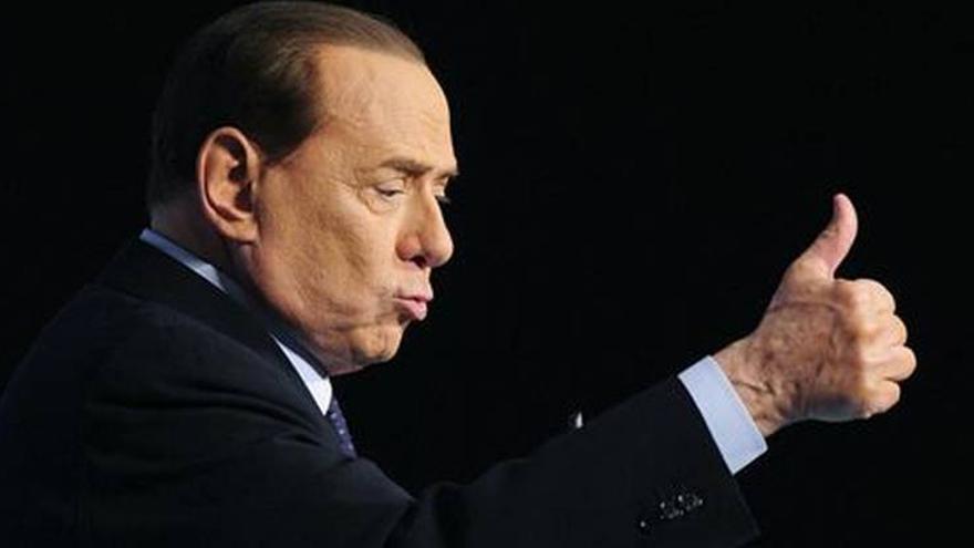 Berlusconi promete por carta que devolverá un impuesto aprobado por Monti