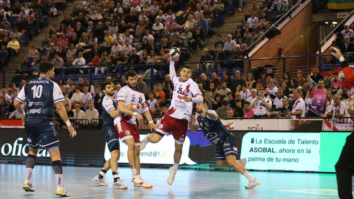 Nemanja Pestic intenta el lanzamiento en una acción del Logroño-Frigoríficos de la pasada temporada.