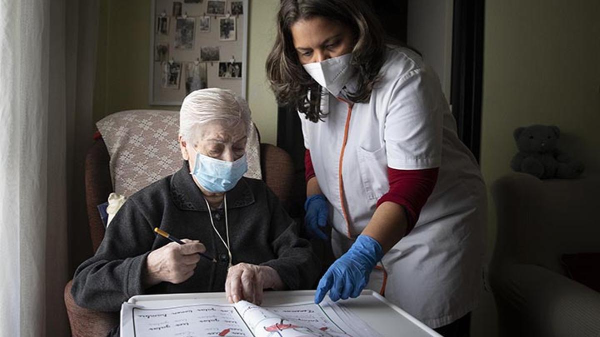 Una trabajadora familiar visita a tres mujeres mayores que viven solas