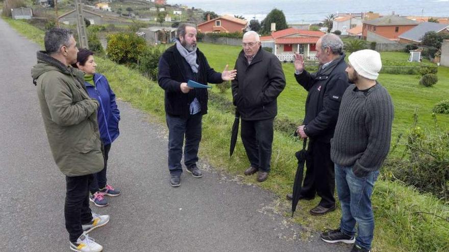 Vecinos del Puerto de Suevos, ayer, tras conocer que Medio Ambiente rechaza la legalización.