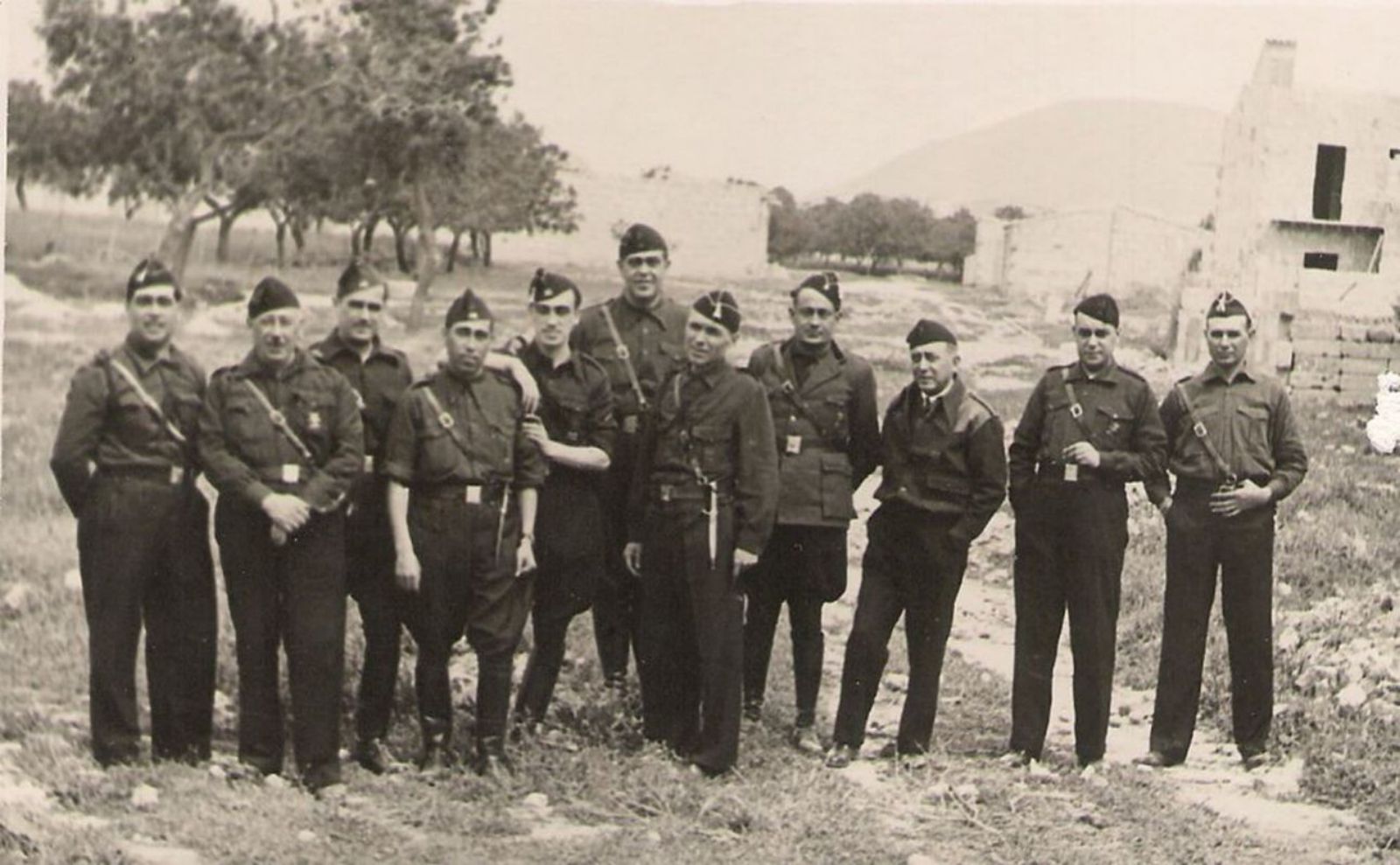 Lluís Sitjar, en el centro de la imagen, con otros miembros de la Falange de Porreres.