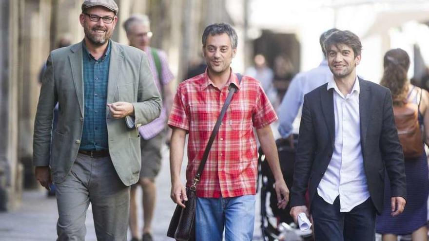 Martiño Noriega, desde la izquierda, Xulio Ferreiro y Jorge Suárez, ayer en las calles de Santiago.